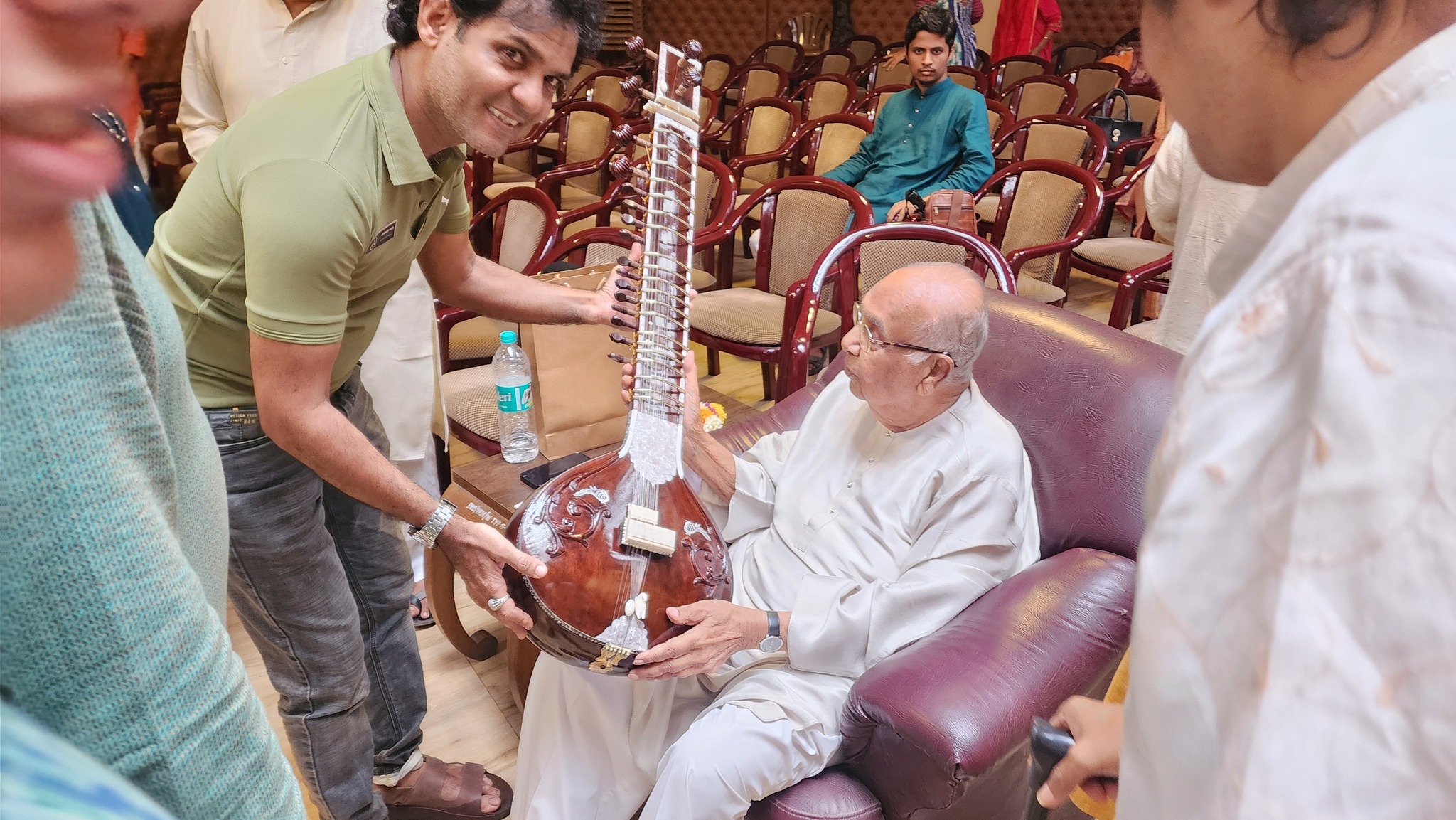 Shahidali presenting his creation to Pt. Arvind Parikh Ji